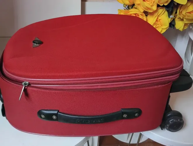 Vendo uma mala bem conservada valor 35