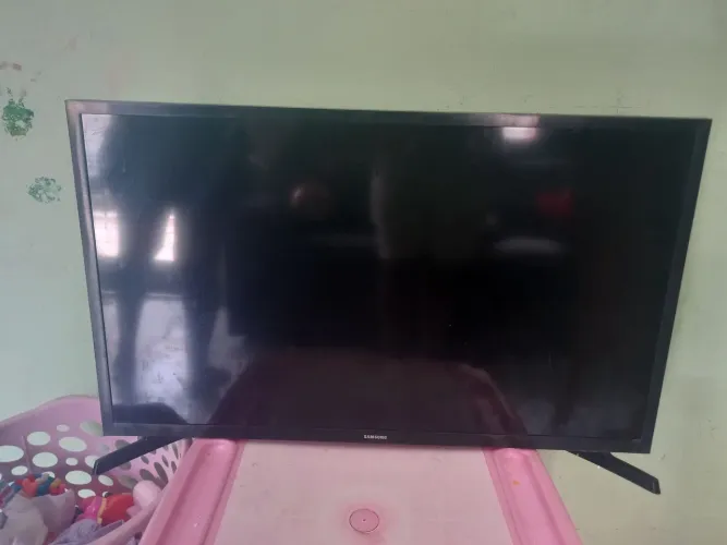 TV Samsung 32 polegar, com tela trincada.