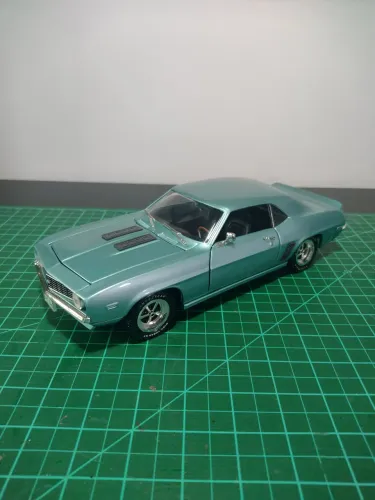 Miniatura Camaro 1/18.