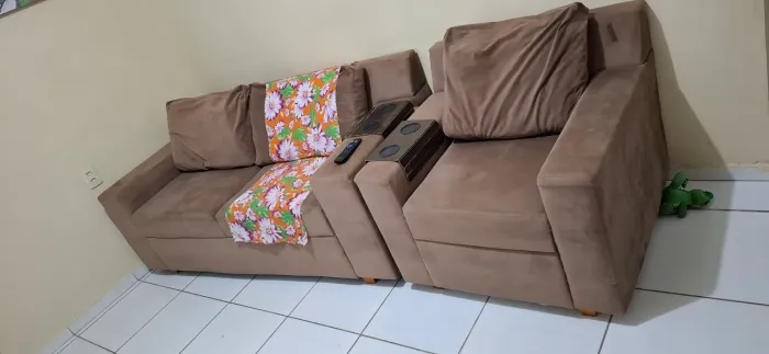 Sofá e poltrona semi novos