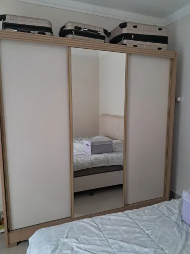 Guarda roupa casal com 3 portas de correr