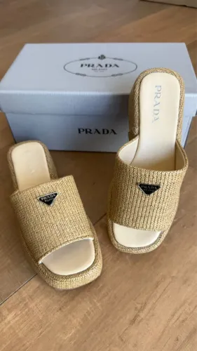 Sandália plataforma prada em palha 