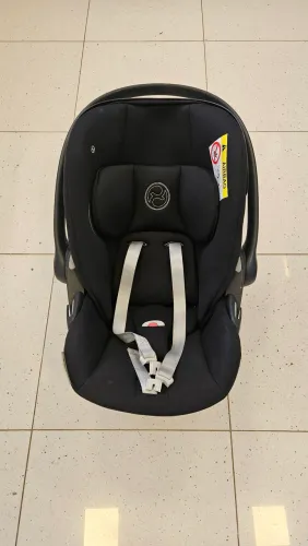Bebe conforto CYBEX Cloud G preto com ISOFIX