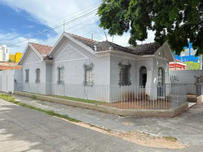 Imóvel para aluguel possui 204 metros quadrados com 6 quartos em Cidade Alta - Natal - RN