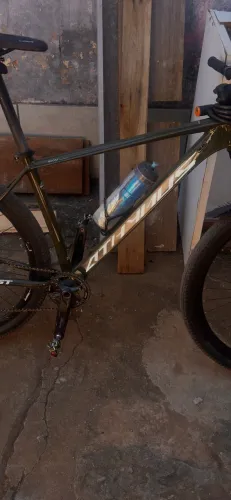 bicicleta First Athymus Boost 2026 com acabamento verde-oliva fosco.