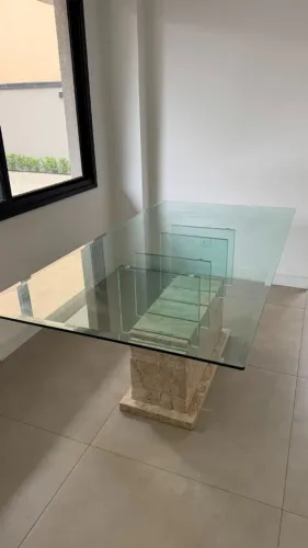 Mesa de Jantar Alto Padrão em Mármore Travertino e Vidro 14mm - 1,90m