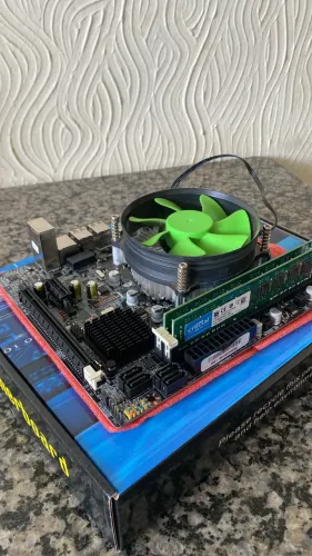 Placa mãe, processador e 2 pentes de memória ram 