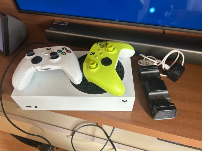 Xbox series S - 512 gb com 2 controles e base carregadora