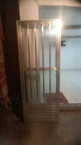 Vendo porta de aluminio en otimo estado 350