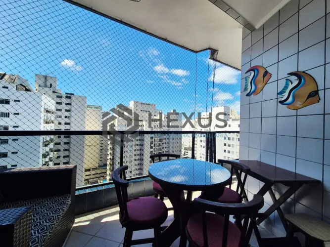 Apartamento reformado com varanda e lazer a uma quadra da Praia das Pitangueiras, Guaruja