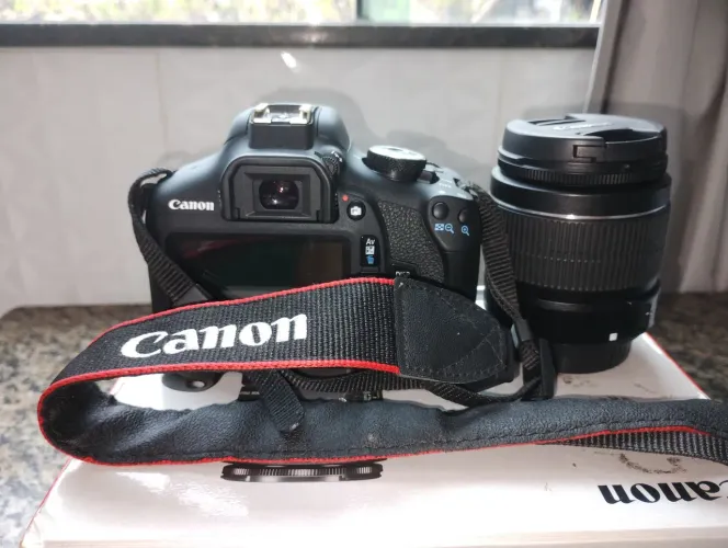 Câmera Canon 2000D