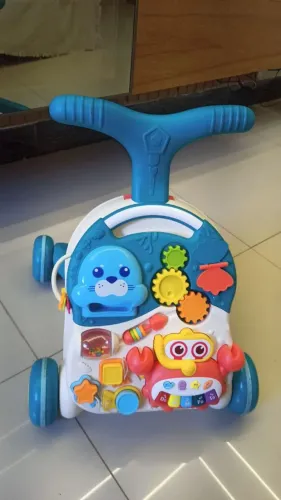 Andador com mesa de atividades 