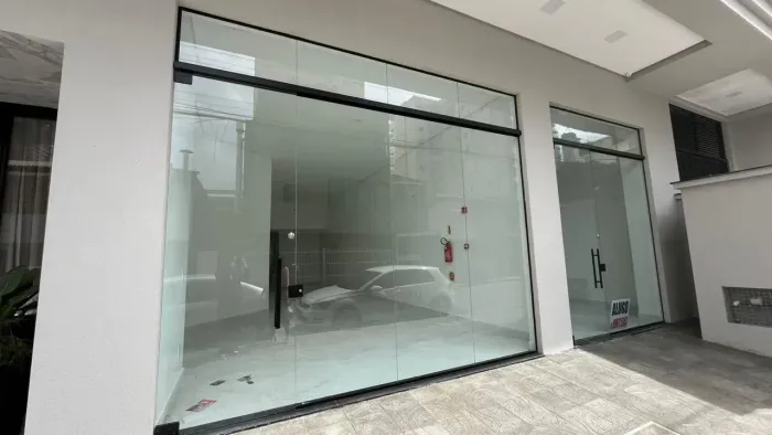 SALA COMERCIAL COM ÓTIMA LOCALIZAÇÃO PARA LOCAÇÃO!!! NA MEIA PRAIA