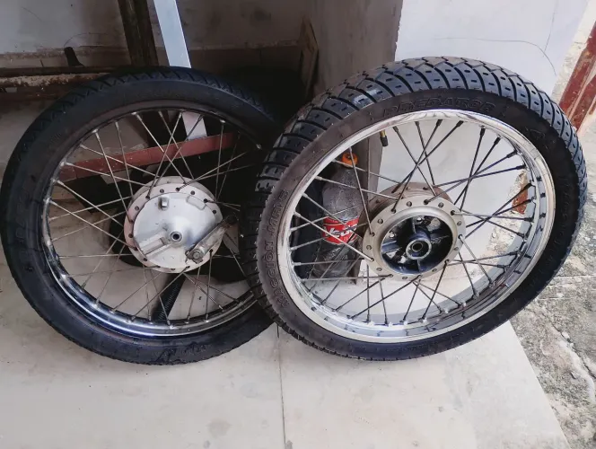 Kit de rodas para pneus com câmara. Original Yamaha Factor/Fazer 150