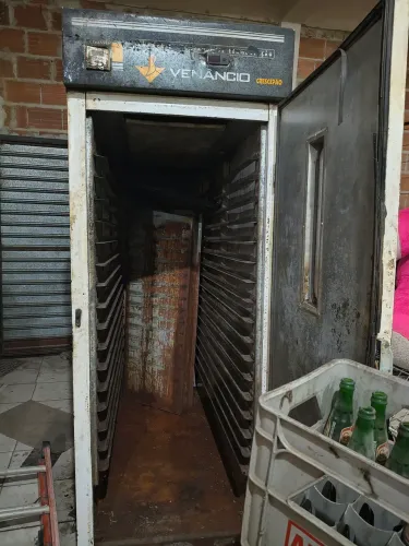 Vendo climatizadora de paes , para 40 grades de pão , funcionando , fazer pintura  