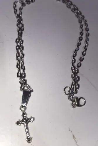 Crucifixo pingente pequeno estilo Medieval Bizantino. NOVO. Aço banho de ródio. 60 cm 4mm