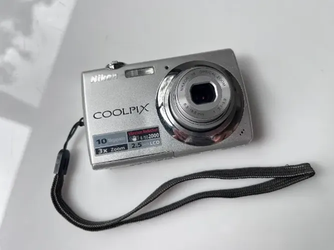 Nikon Coolpix S225 Prata