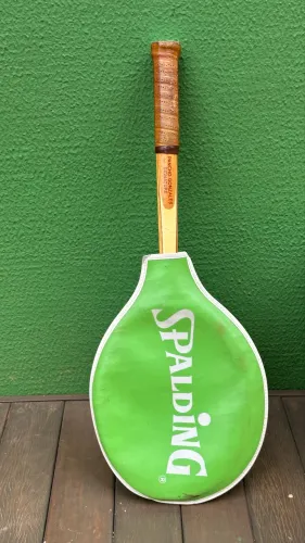 Raquete de tênis de madeira