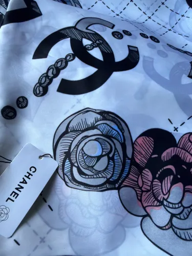 Lenço em seda Chanel branco com tons acinzentados 