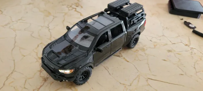 Miniatura 1:32 abre portas, possui luz e som dodge ram