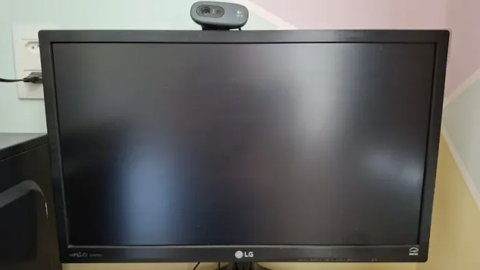 Monitor, teclado, mouse e webcam