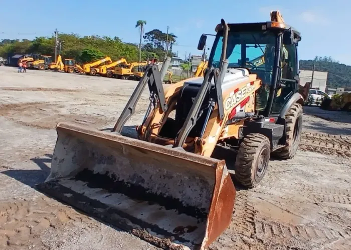 Retroescavadeira Case 580N ano 2020, com 3.450 horas e ar condicionado, em SP