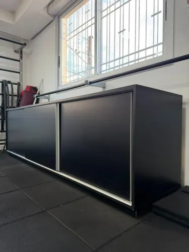 Armário Organizador Preto com Portas de Correr - Academia