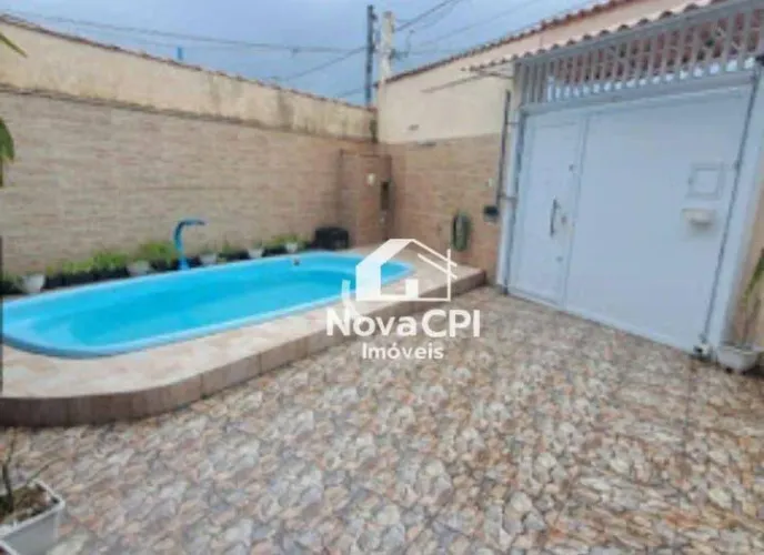 Casa Isolada à Venda no Maracanã em Praia Grande  2 Quartos, Piscina e Edícula