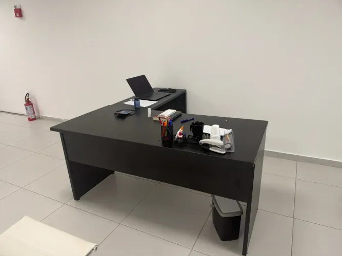 MESA L PARA ESCRITÓRIO COR PRETA MDF COM GAVETEIRO SEMI-NOVA