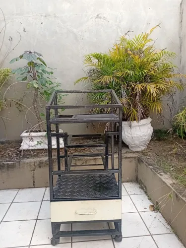 Raque de ferro pra mesa de som e aparelho com suporte retratil pra computador