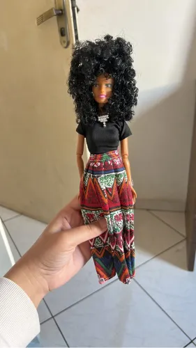 Boneca articulada Saia Colorida