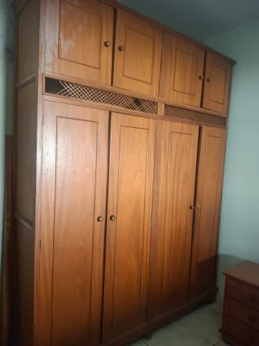 Guarda roupa madeira maciça em ótimo estado