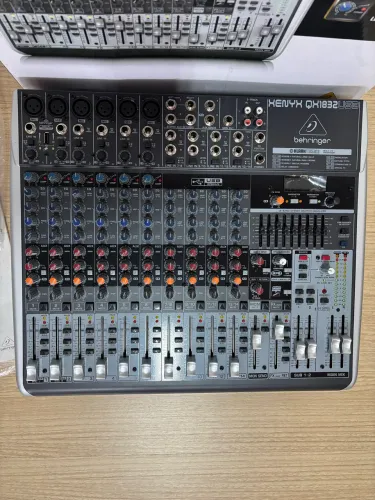 Mesa de som behringer xenyx QX 1832 USB