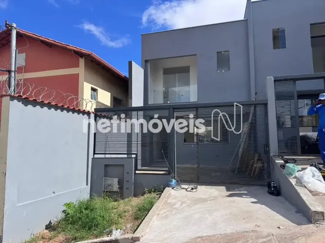 Casa geminada nova à venda no Vitória
