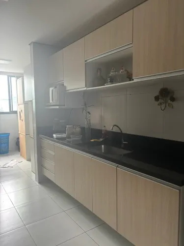 Armários modulados de cozinha em MDF com pedras de mármore e cuba de inox