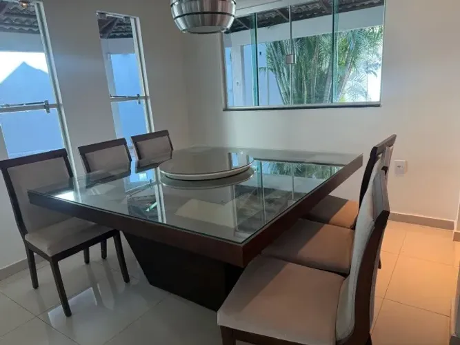 Conjunto Mesa de Jantar Quadrada 6 Lugares em Madeira + Prato Giratório Central