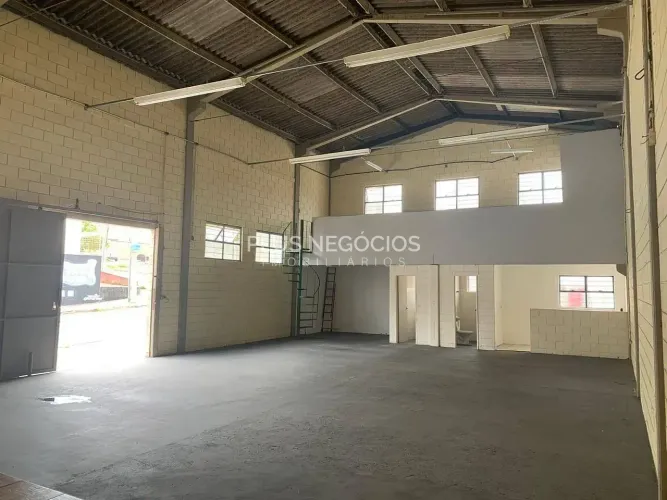 Galpão / Barracão com 200m² de área útil e 4 vagas de garagem para Venda e Locação na Vila