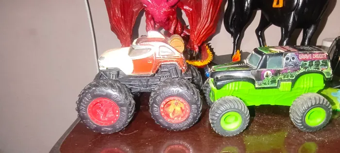 Carros monstros da hot Wheels
