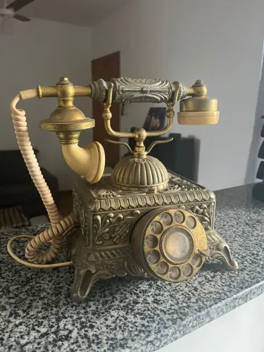 Telefone de metal antigo
