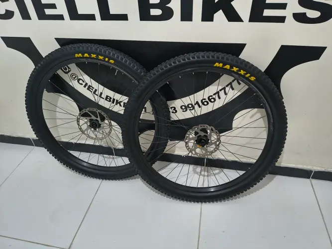 Vendo par de rodas SYNCROS completa com pneus maxxis já com tubeless