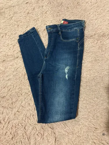 Calça Jeans skiny com rasgos