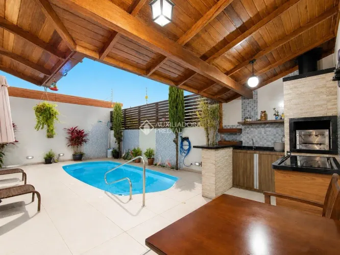 Ampla Casa com 5 dormitórios, Piscina e Área de Lazer Completa em Capoeiras