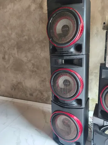 Caixas da LG x boom e uma da sony