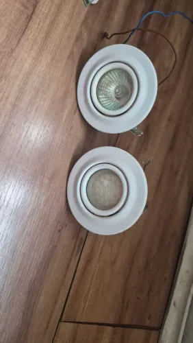 1 luminária de embutir e 11 spot luminárias