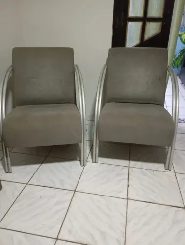 2 Poltronas em Tecido Cinza com Braços e Pés de Alumínio - Modernas e Confortáveis
