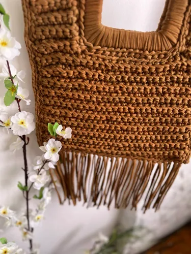 Bolsa de Crochê de Mão com Alça de Madeira - Elegância Artesanal