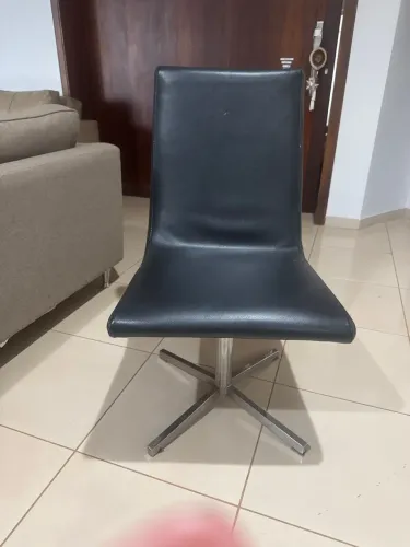 Cadeira giratória em couro pra mesa de jantar