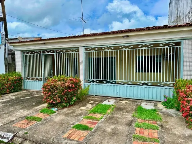Casa na Tavares Bastos no Conj. Basa