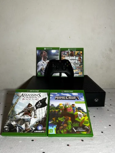 Xbox One com Jogos - GTA V, Assassin's Creed, Minecraft e FIFA 18 e Outros 2 Jogos