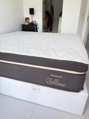 Cama tamanho king (colchão e base box)
